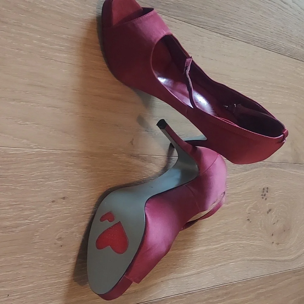 Romantic Soles women's 3 1/2 inch heels, wine satin. Size 9.5 D - Picture 2 of 4
